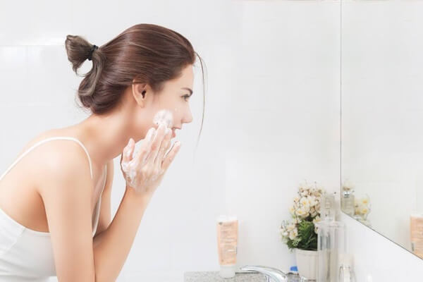 Rửa mặt đúng cách cho da mụn