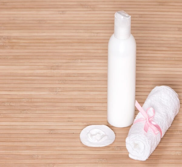 Sữa rửa mặt dạng sữa giúp làm sạch da nhẹ nhàng, mà không khiến da bị khô