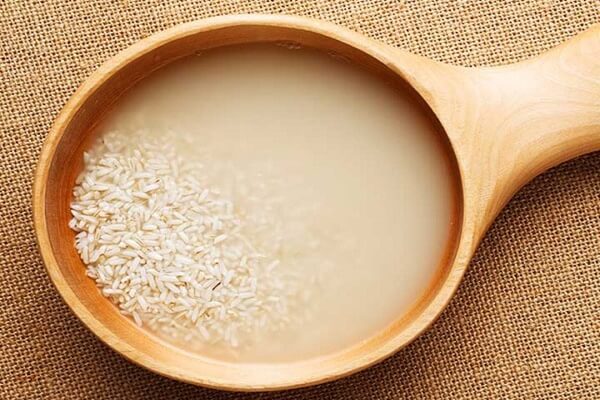 Nước vo gạo chứa vitamin B5 dưỡng trắng da hiệu quả