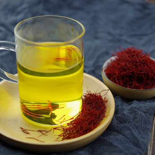 Bạn cũng có thể ngâm saffron với nước ấm để uống hoặc làm thành trà saffron