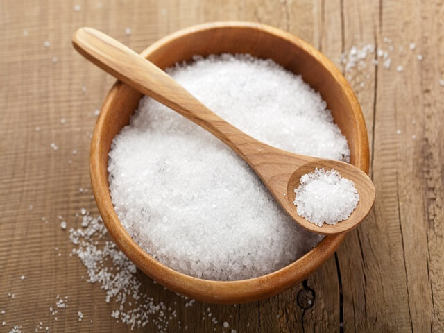 Sử dụng muối hạt, muối ăn để loại bỏ gàu cho da dầu