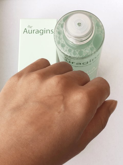 Kết cấu nước hoa hồng The Auragins mỏng, nhẹ rất hợp với da dầu mụn