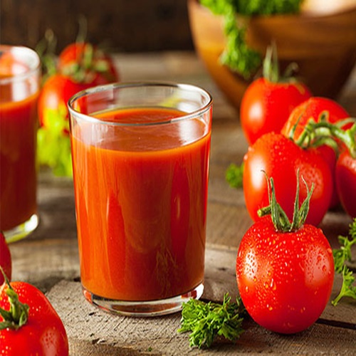 Uống nước ép và đắp mặt nạ cà chua để trị nám tàn nhang